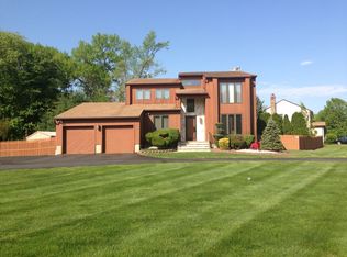 24 Manor Ct, Manalapan, NJ 07726