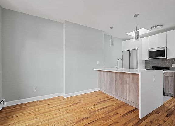 3rd image of 572 Myrtle Ave APT 2