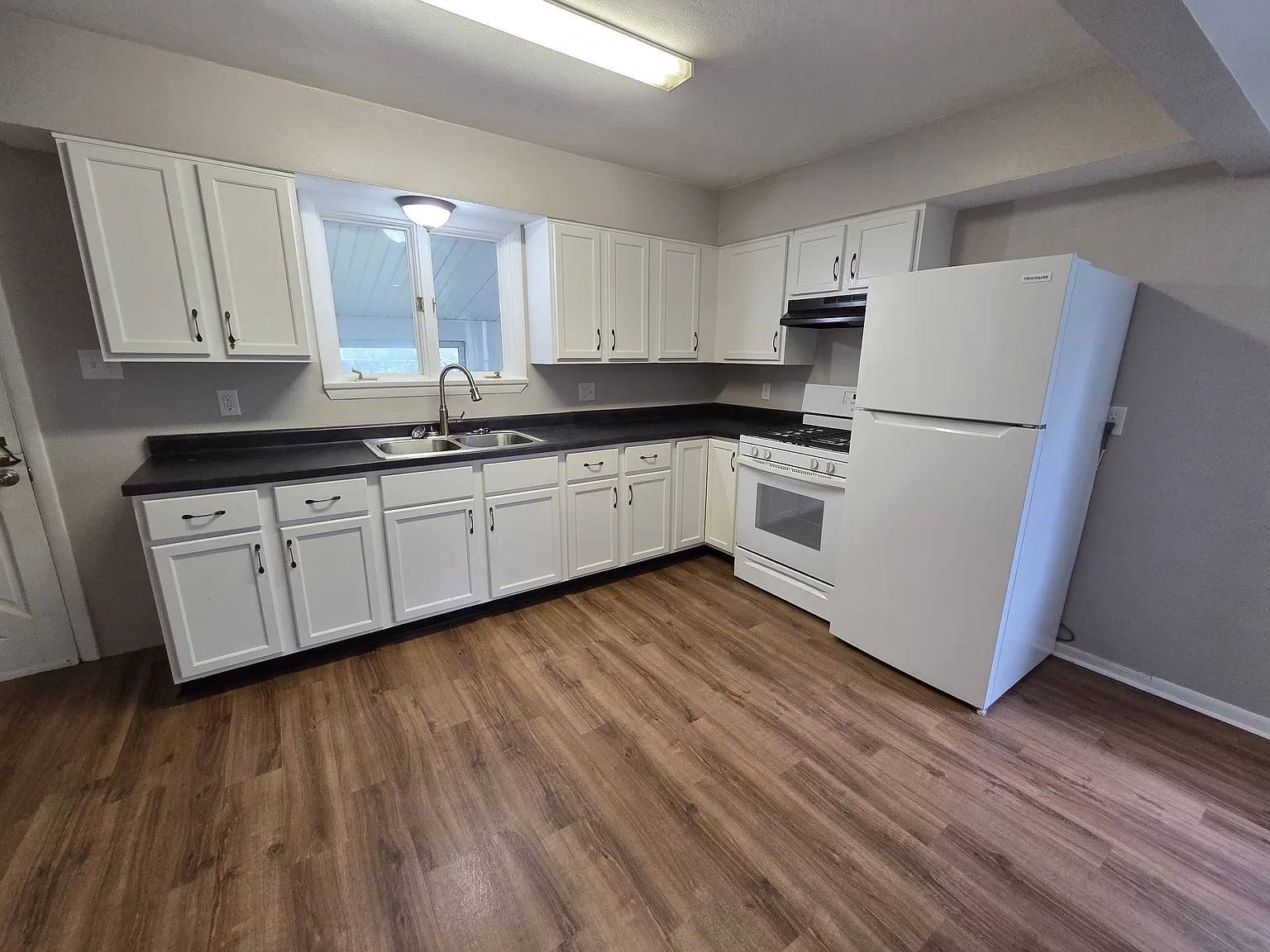 3 bed, 1000 sqft, $1,400 — Photo 2