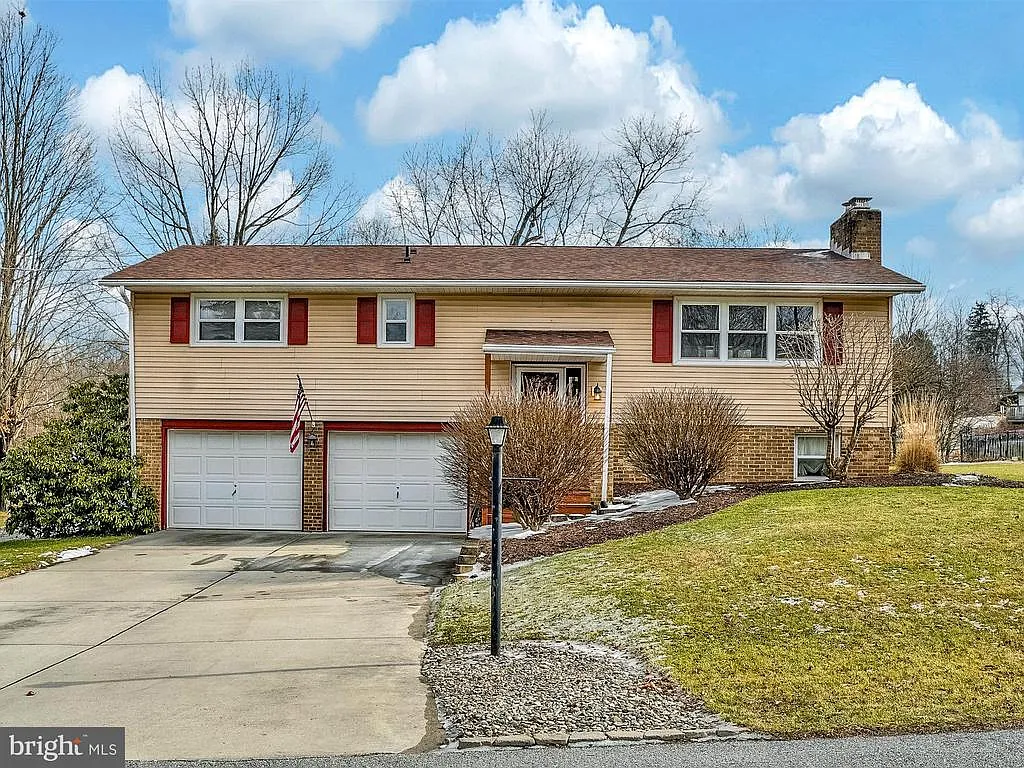 125 Spring Rd photo 1