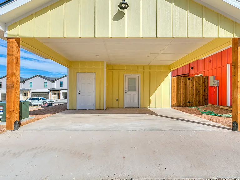 1045 Holiday Dr — Photo 37