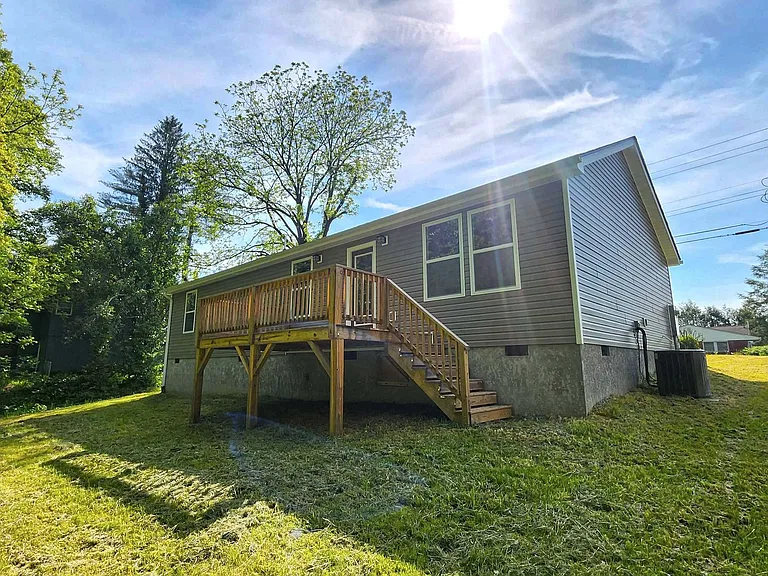 127 Hawthorne Dr — Photo 13