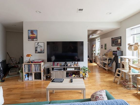 5th image of 2046 W Touhy Ave APT 2