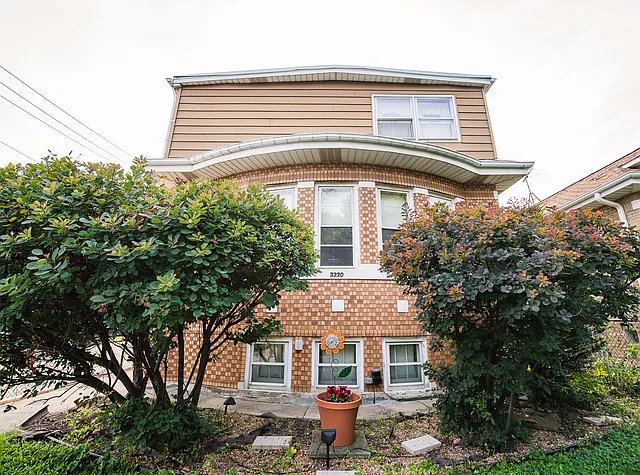 3220 N Plainfield Ave photo 1