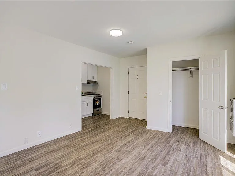 Beverly Blvd Apartments — Photo 13