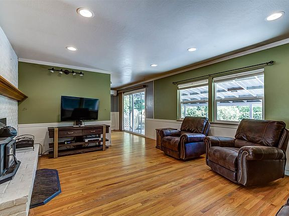 2nd image of 308 Hillcrest Dr