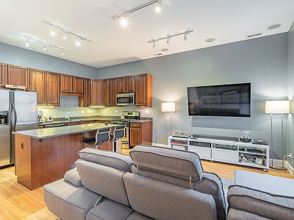 4th image of 2242 W Roscoe St Unit 2E