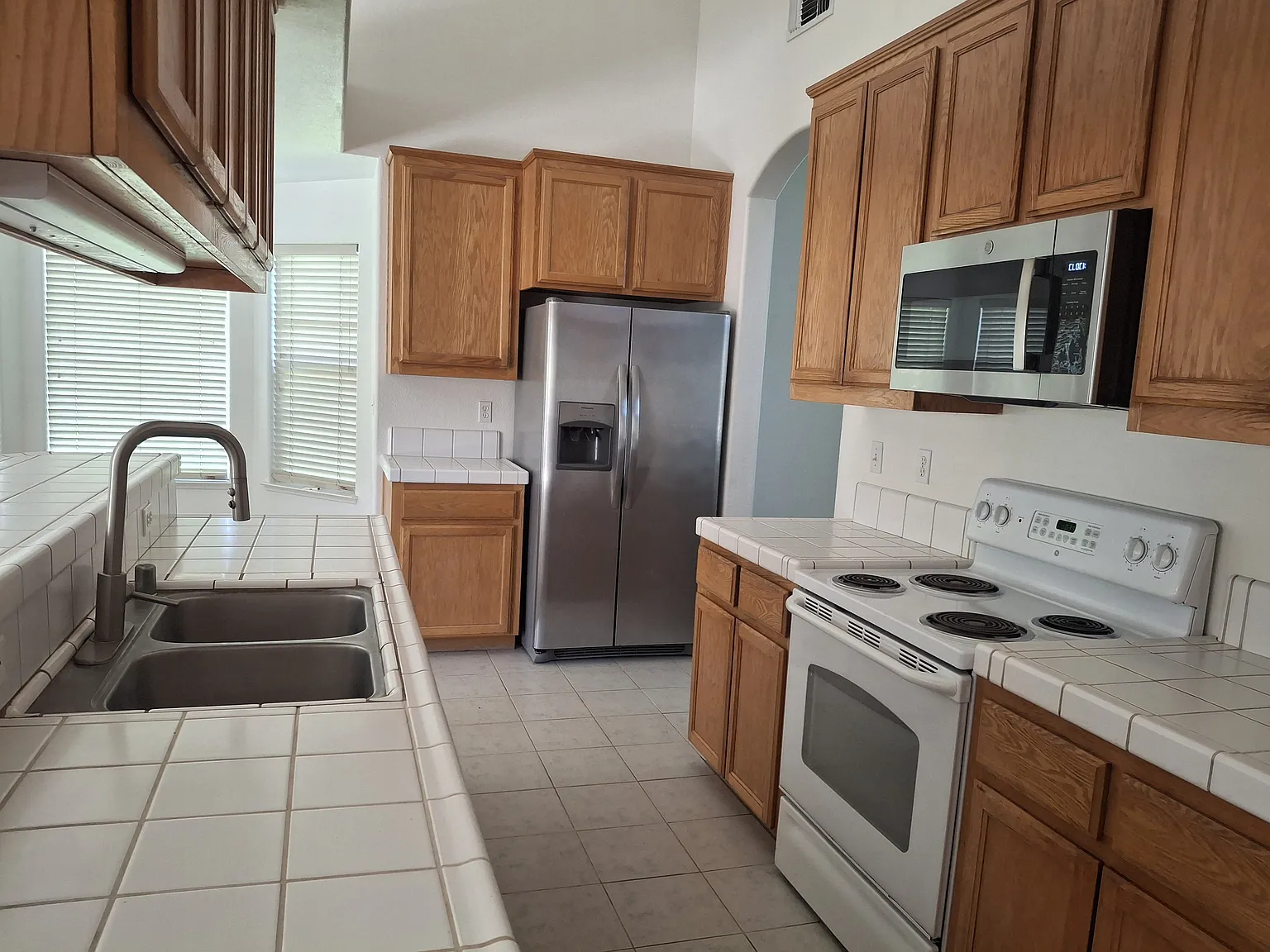 3 bed, 1968 sqft, $2,500 — Photo 1