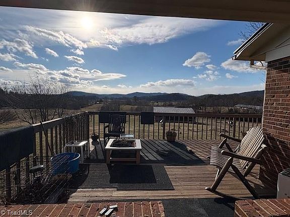 4th image of 927 Shingle Gap Rd