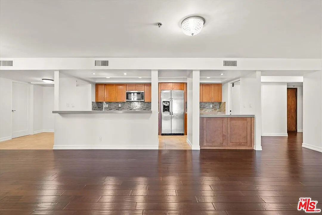 2 bed, 2.5 bath, 1888 sqft, $7,250 — Photo 4