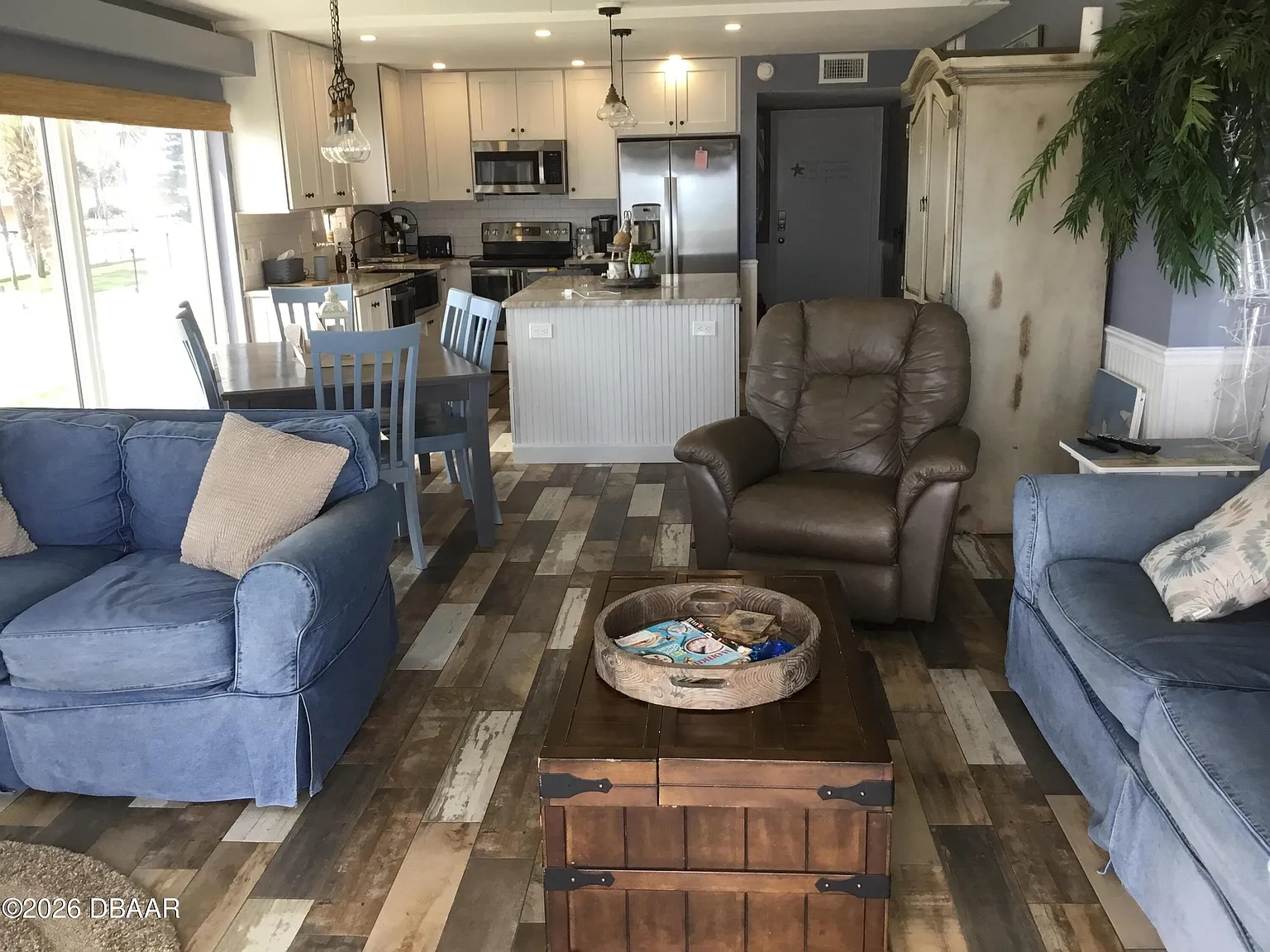 3 bed, 2.0 bath, 1240 sqft, $6,300 — Photo 3