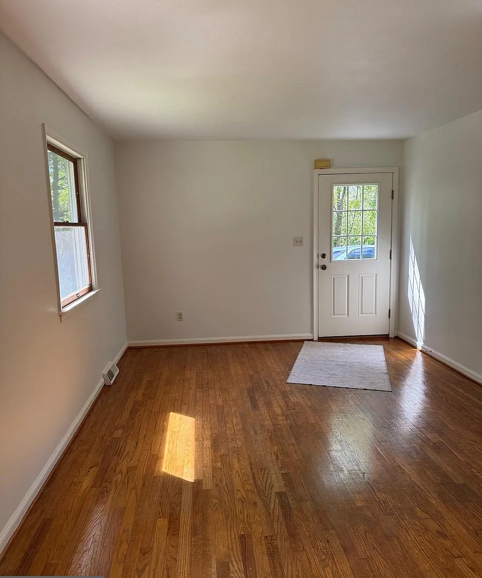 2 bed, 1.5 bath, 1300 sqft, $2,400 — Photo 4