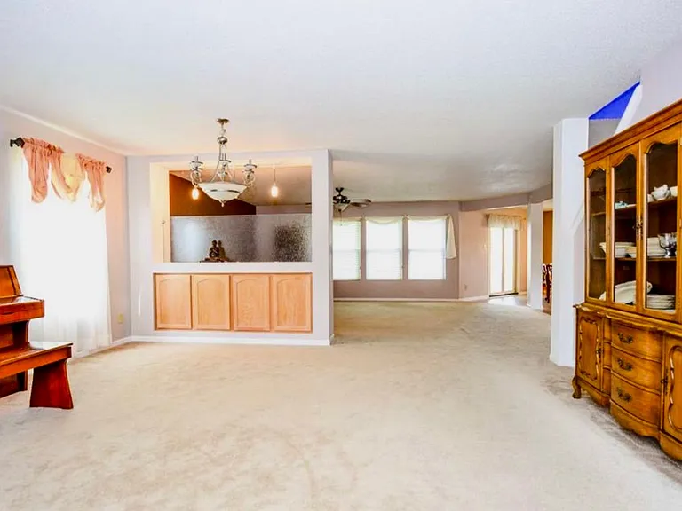 4182 Fletcher Dr — Photo 2