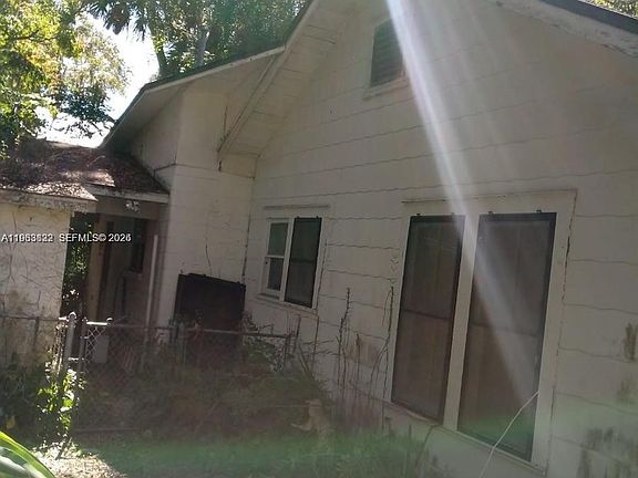 3rd image of 331 NE 9th Ave