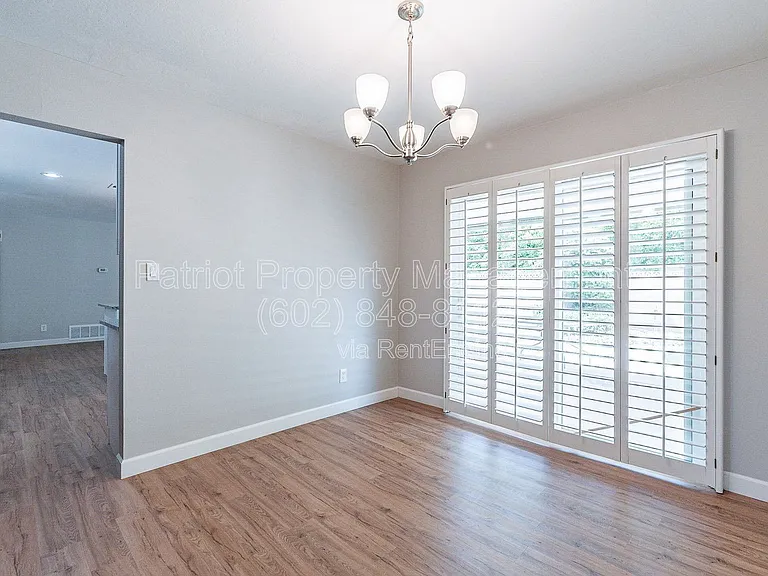 110 W Seldon Ln — Photo 19