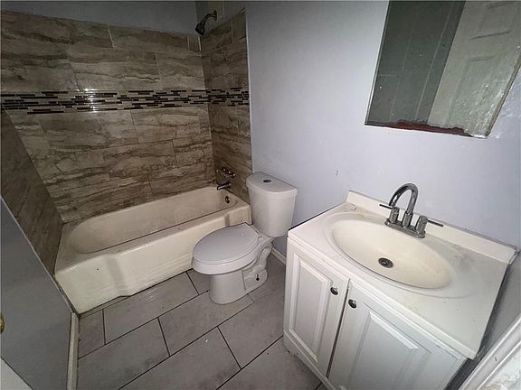 4th image of 482 Maynard Ter SE