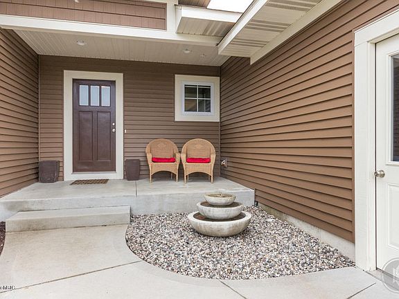 2nd image of 1525 Savannah Dr