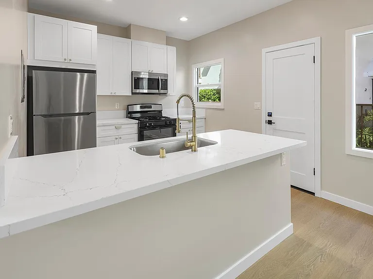 1237 E 1st St #10 — Photo 14