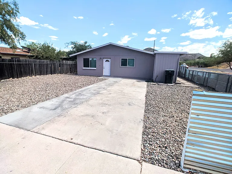 1343 W Alameda St — Photo 1