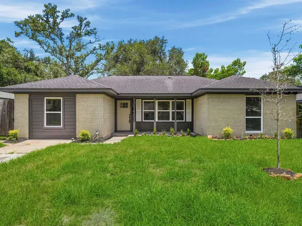 913 Meadowlane St, Angleton, TX 77515