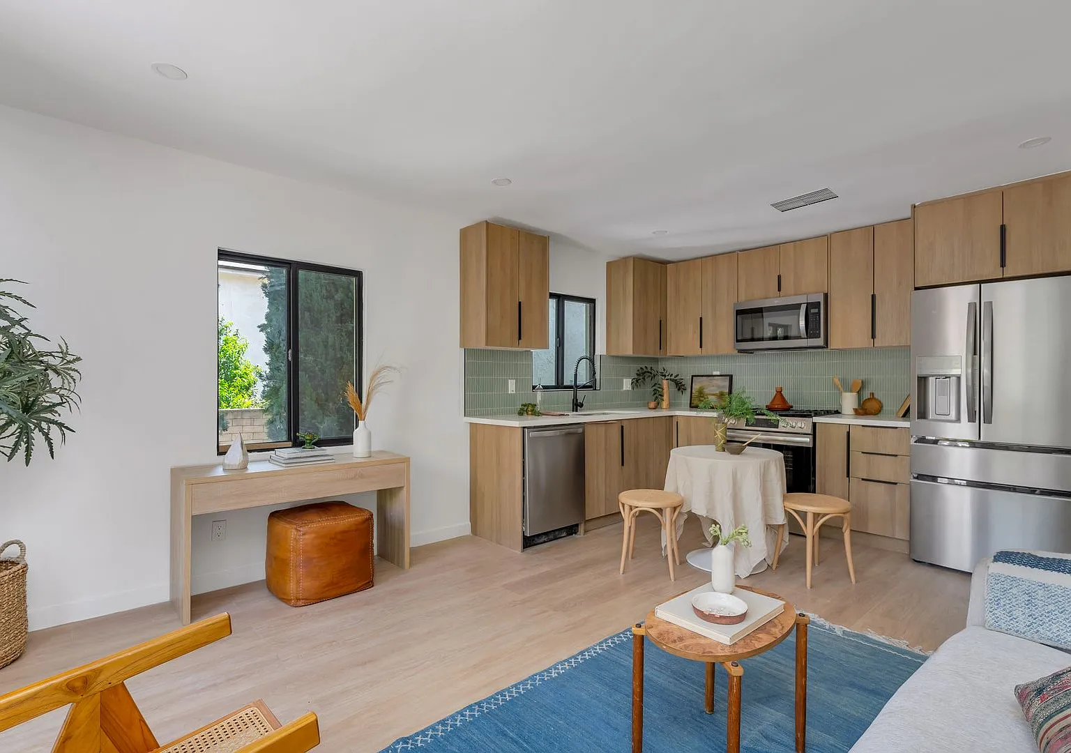 Gorgeous 3bed 2bath Home — Photo 4