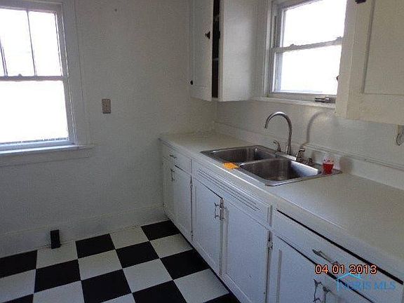 5th image of 2106 Wychwood St