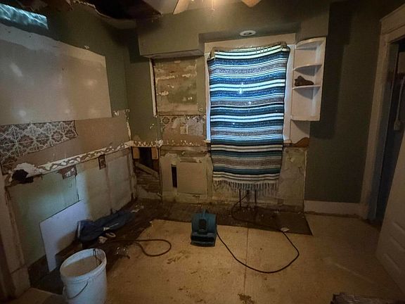 5th image of 920 National Ave
