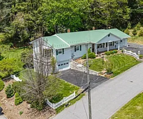 4 bed, 3.5 bath, 2800 sqft, $3,900 — Photo 3