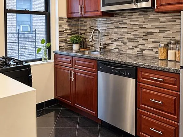 2138 35th St APT 2C, Astoria, NY 11105
