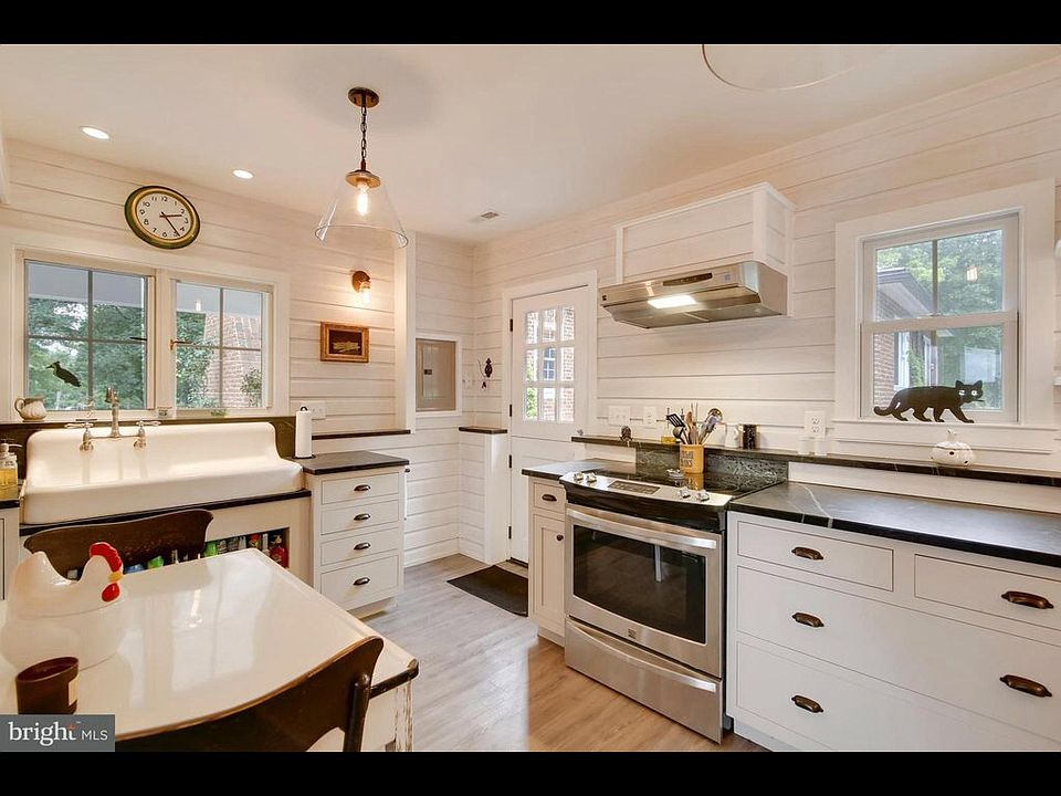 Shiplap, eat in kitchen, lots of natural light
