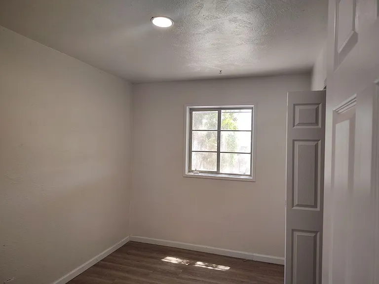 5614 Euclid Ave NE — Photo 9