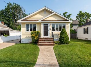 47 Broadmoor Ln, Westbury, NY 11590