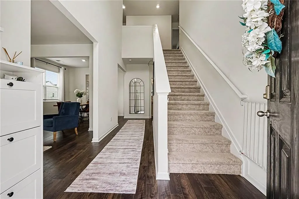 4 bed, 2.5 bath, 2720 sqft, $3,000 — Photo 4