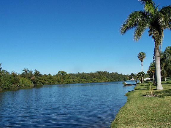 Site located directly on large lake