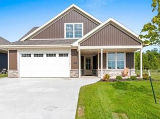 895 Black Swan Dr, Menasha, WI 54952