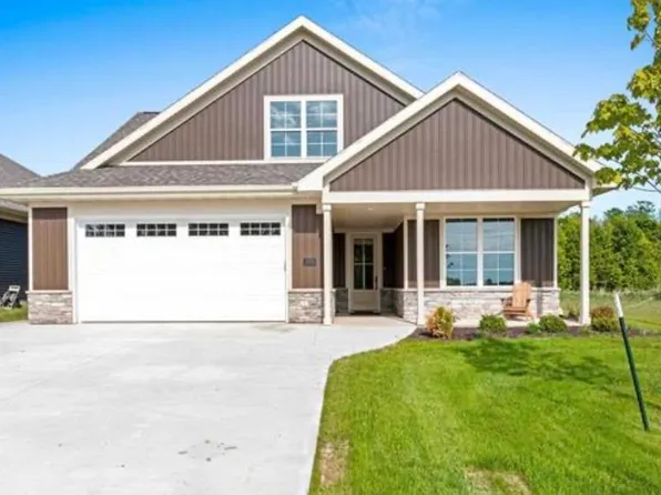 895 Black Swan Dr, Menasha, WI 54952