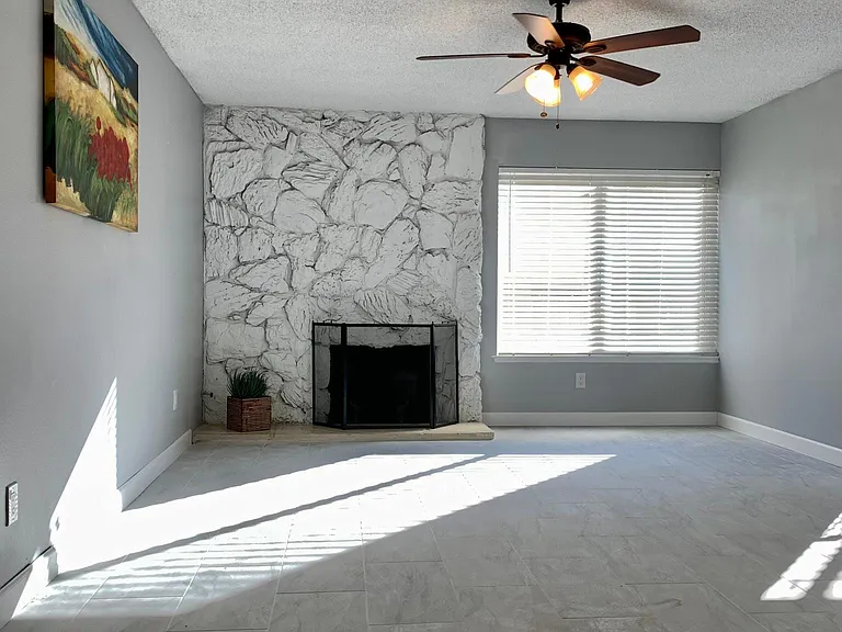 3405 Valencia Hill Dr — Photo 3