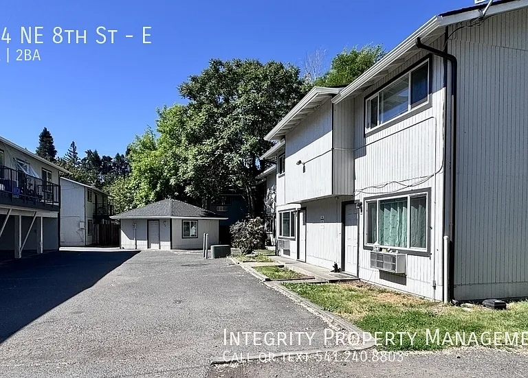 704 NE 8th St #E — Photo 24