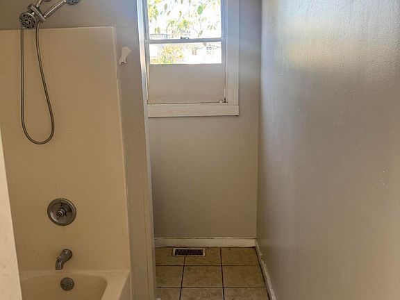 5th image of 2515 Howard St