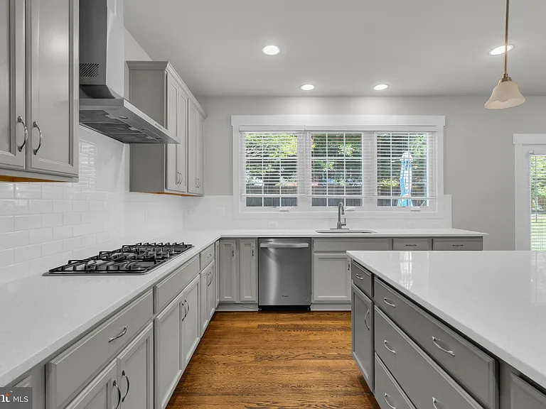 2233 N Underwood St — Photo 16