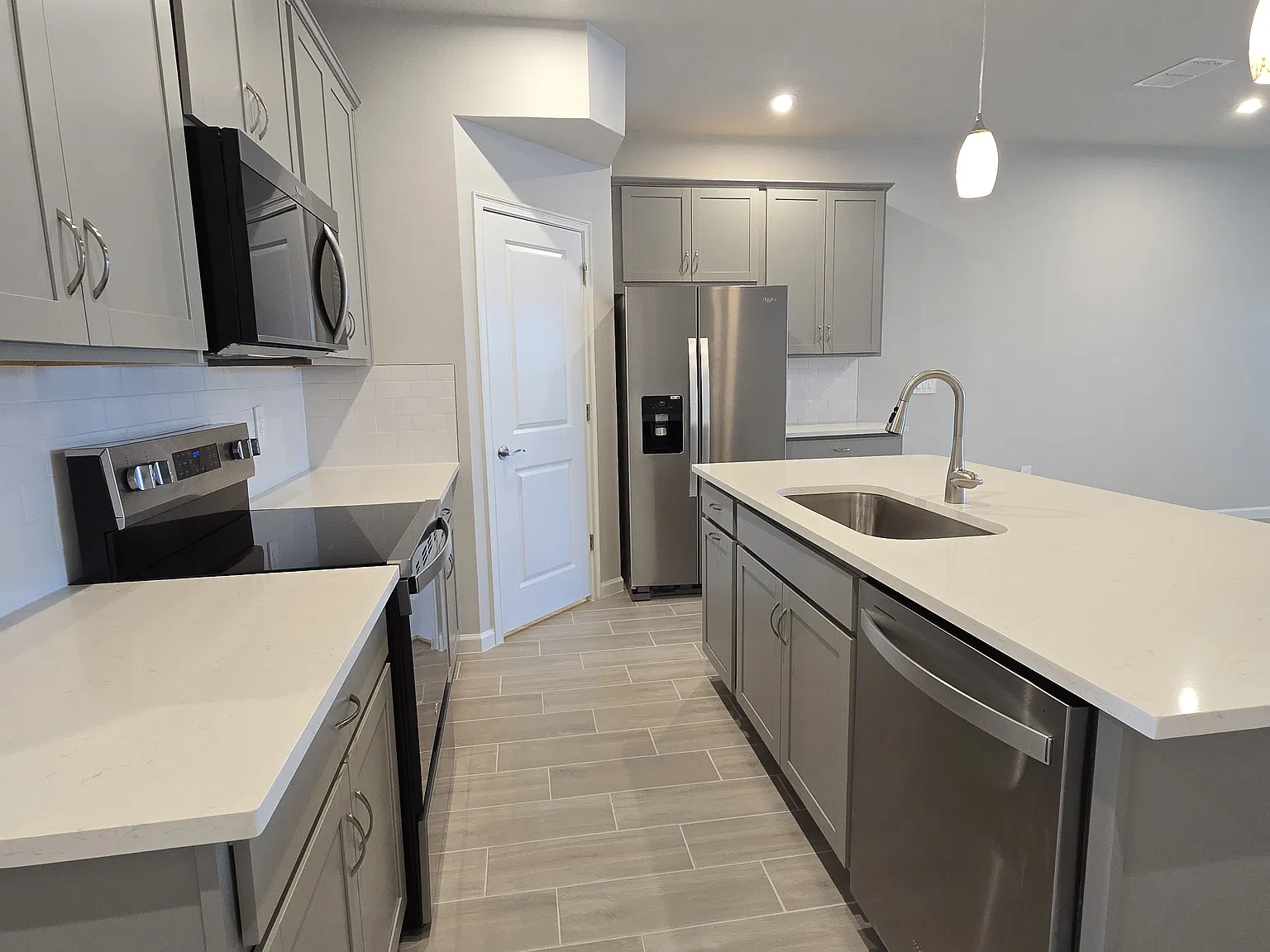 3 bed, 2.5 bath, 1691 sqft, $2,295 — Photo 3