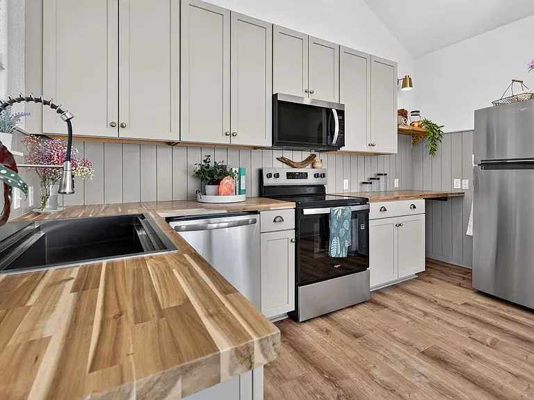 112 Remington Rd — Photo 4
