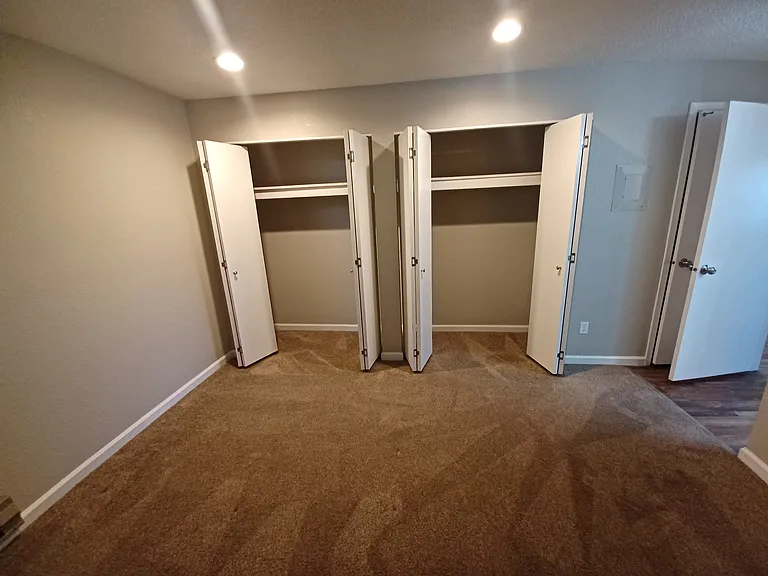 Parklane Apartments — Photo 14