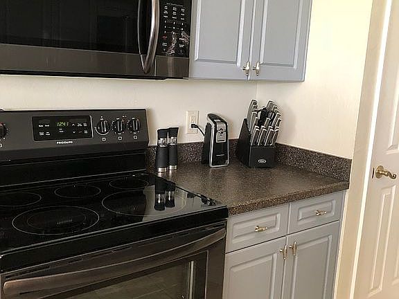 3rd image of 2830 Royal Palm Dr