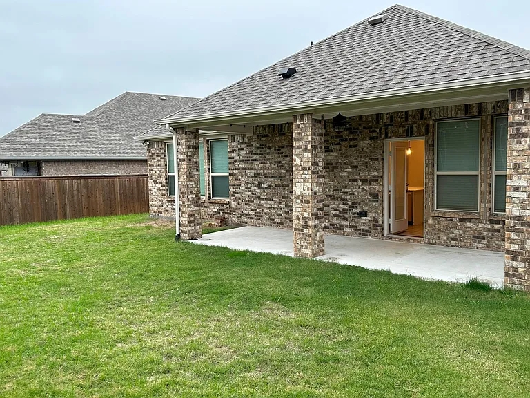 912 Monarch Ln — Photo 3