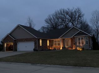 4548 Baywood Ln, Smithton, IL 62285