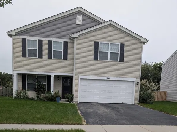 1547 Crest Dr, Pingree Grove, IL 60140