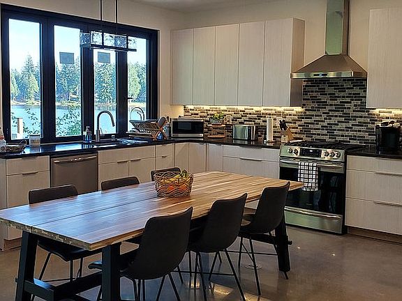 Kitchen w/outside bar