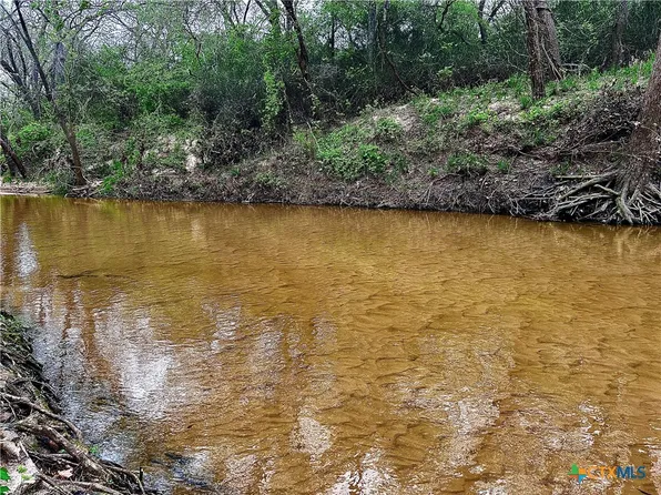 691 County Road 283, Edna, TX 77957