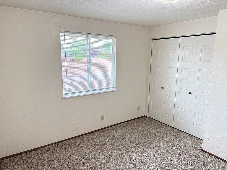 165 SW Kalmia St. — Photo 14